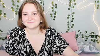 sshy_dream - Young college girl sweet-talking on camera.