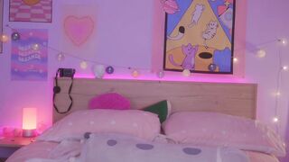 kittenmoon_ - A young college girl in a room communicating on camera.