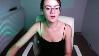 ketrin_pirsss - A young student sings to the camera and communicates