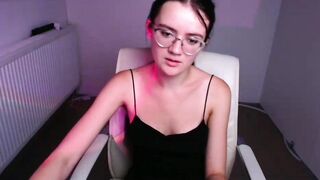 ketrin_pirsss - A young student sings to the camera and communicates