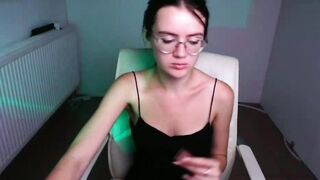 ketrin_pirsss - A young student sings to the camera and communicates