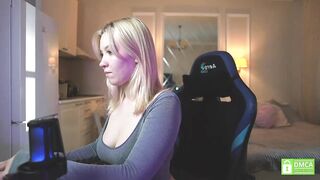 twinkle_toes_ - The streamer sits and chats