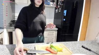 yourfreakygirl - Young chick cooks