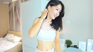 natsumiito - Cute Asian girl dancing in front of the camera