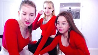 darcy_trixx - Three girlfriends in matching clothes having a nice chat.