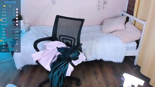 liliandawn - A lush bitch dances in front of the camera