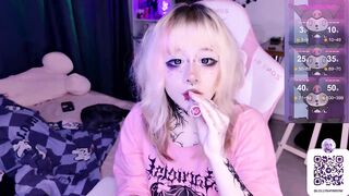 lollyshy__ - [a young woman in tattoos is having a nice chat.