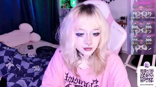 lollyshy__ - [a young woman in tattoos is having a nice chat.